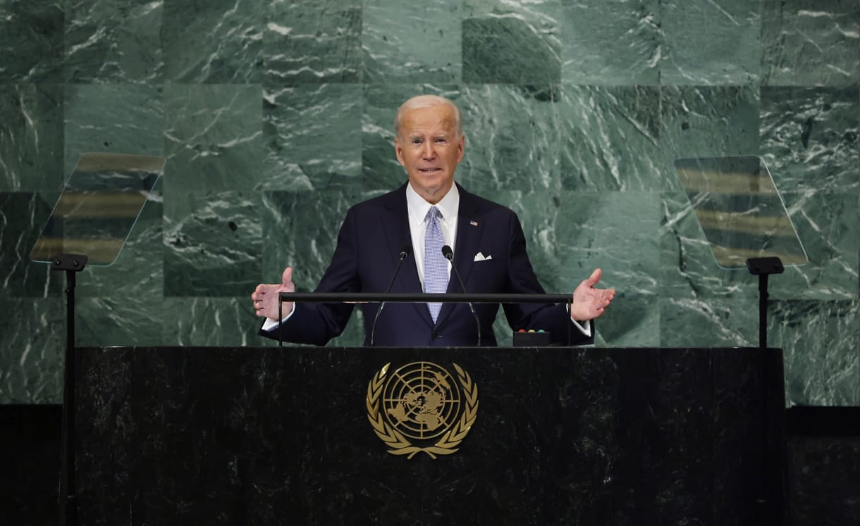 Joe Biden egy múlt hónapban meghalt képviselőt keresett egy ülésen