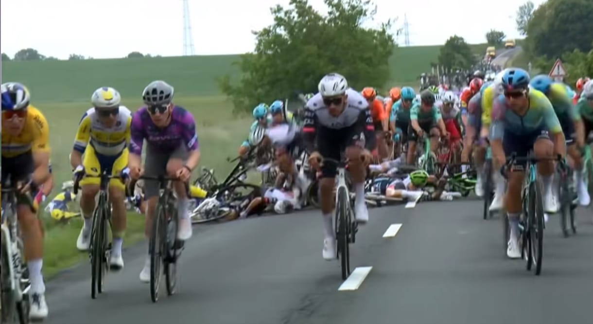 Tömegbukás volt a Tour de Hongrie-n, több versenyző kórházba került – videó