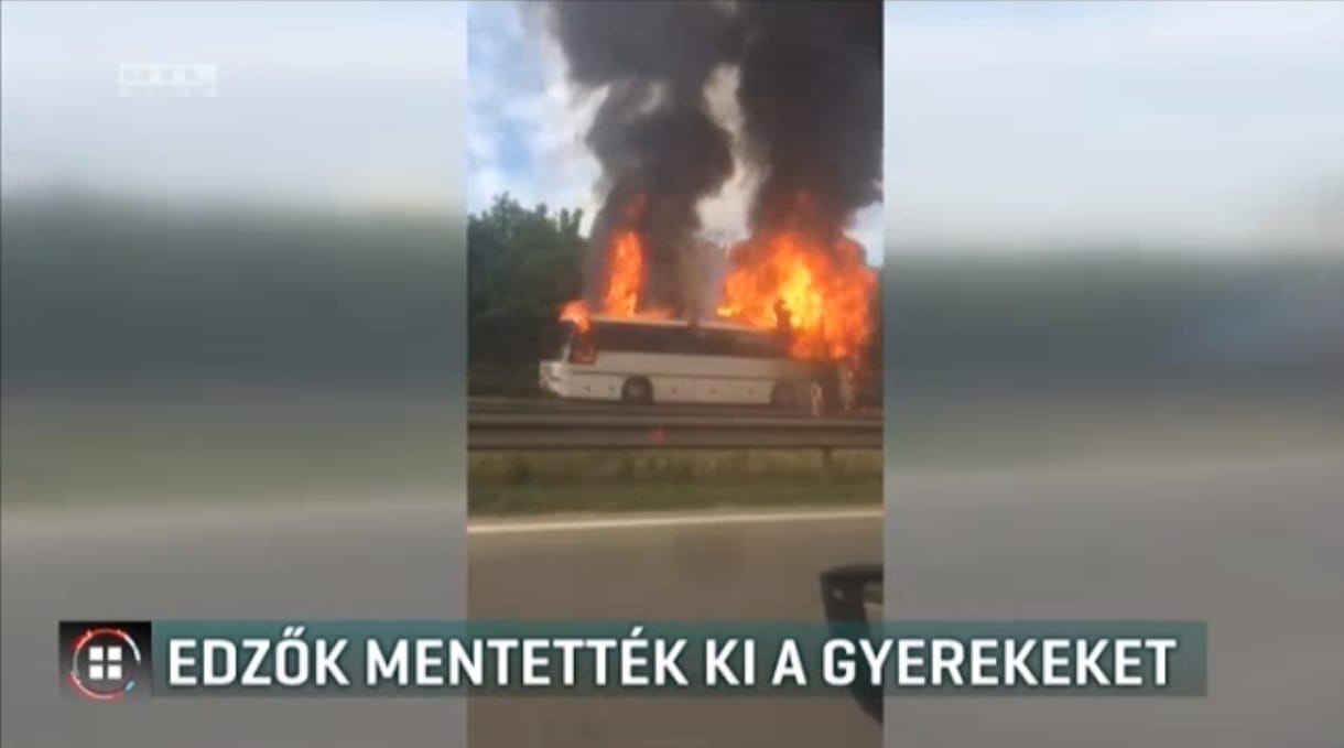 Az edzők menekítették ki a gyerekeket az autópályán kigyulladt buszból