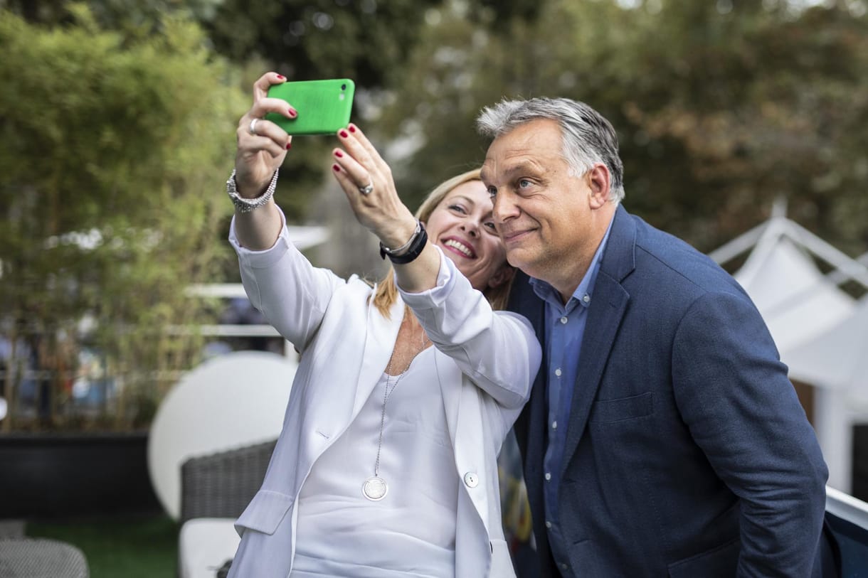 Olasz meghívója szétszelfizte magát Orbánnal és Novák Katalinnal