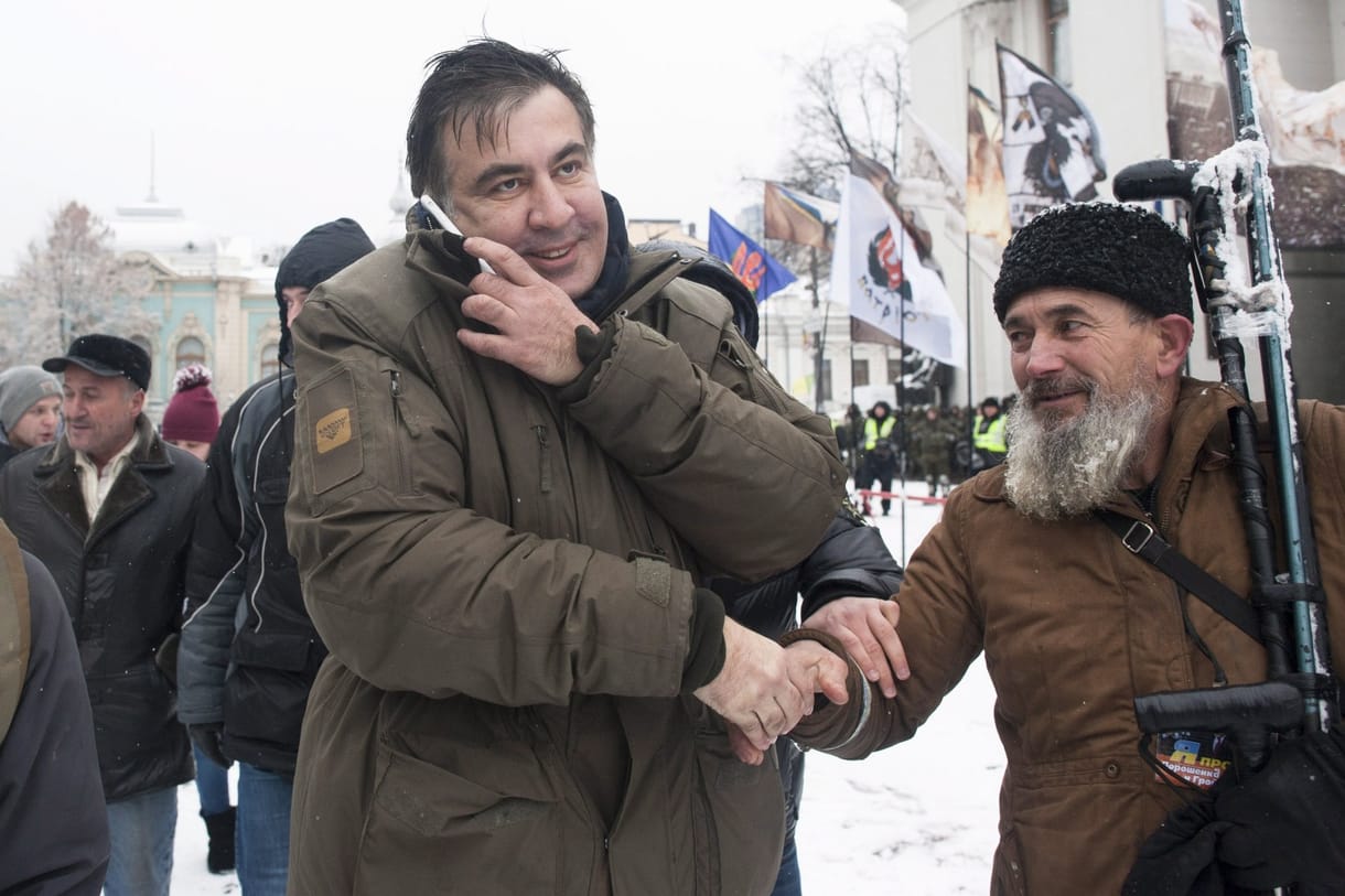 Szaakasvili nem adja fel magát, hanem nagygyűlést akar tartani este