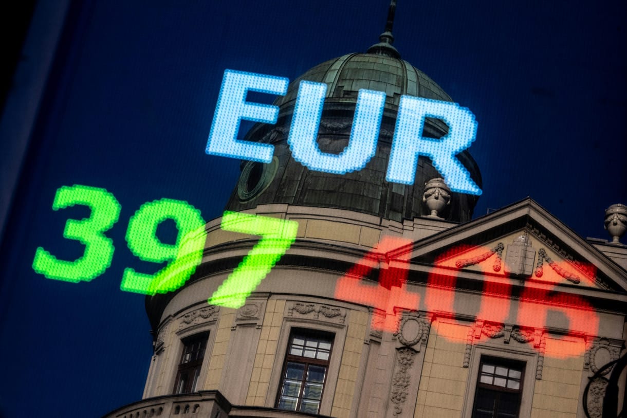 Jönnek az amerikai és kínai vámok, letérdelt a forint