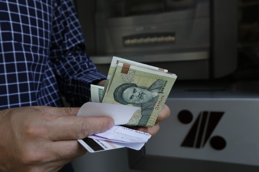 Négy nullát levág és átkereszteli a riált Irán