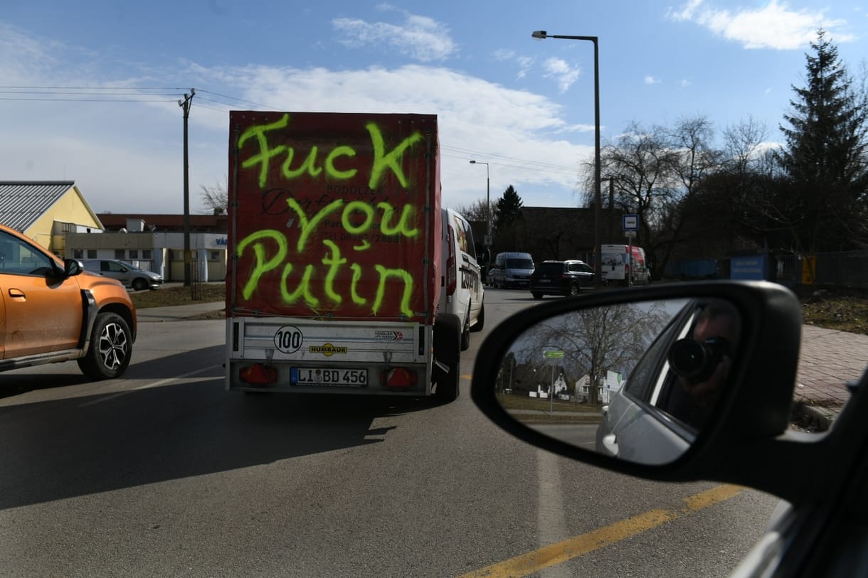 „Fuck you Putyin!” – hirdeti a háromezer főre főző német mobilkonyha Záhonyban