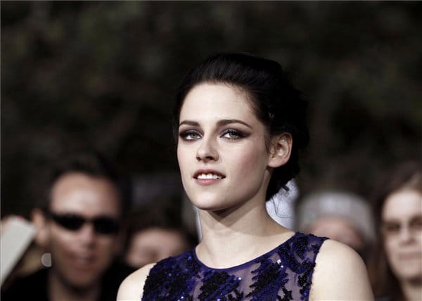 Kristen Stewart bocsánatot kért, amiért megcsalta Pattinsont