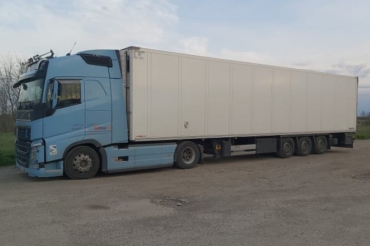 Mentőt kellett hívni a kamionba zsúfolt illegális bevándorlókhoz Kisteleken