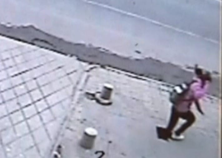 Videó: megnyílt a föld egy sétáló lány alatt Kínában