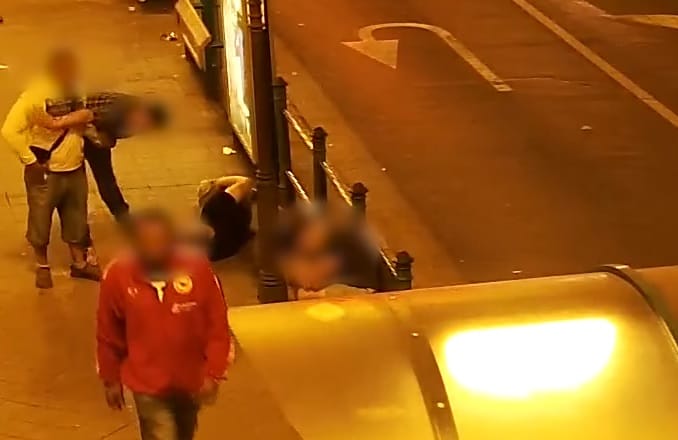 Videó: Így próbáltak farzsebből mobilt lopni a villamosmegállóban