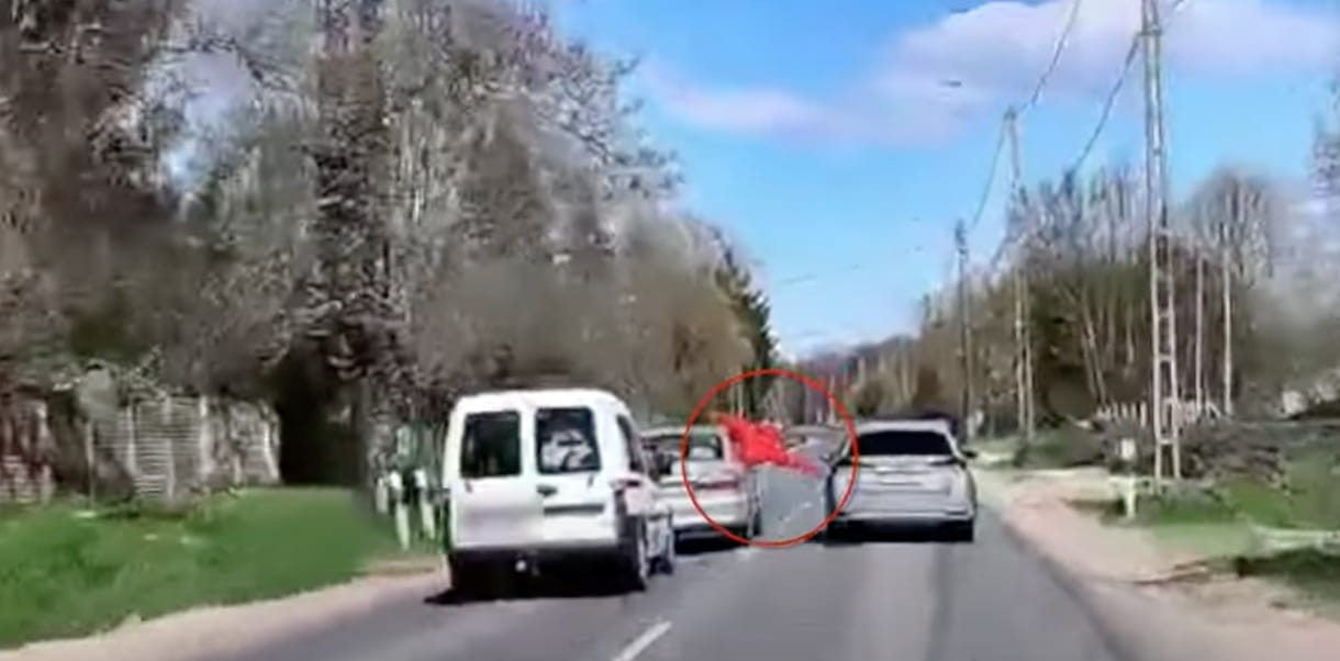 Videón a vakmerő mutatvány: előzés közben zárta vissza egy másik autó tanksapkáját