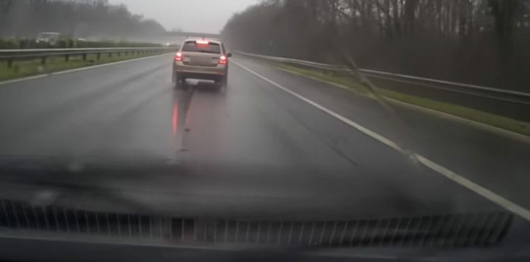 Esőben is büntetőfékezéssel leckéztetett egy autós – videó