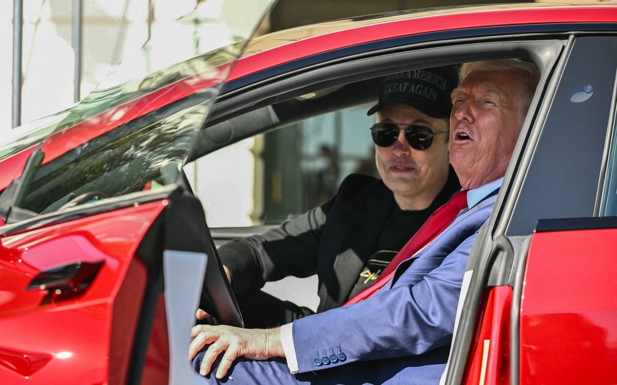 Akkora gödörbe kormányozta a Teslát Musk, hogy abból aligha lehet egy sima MAGA-tolatással kijönni