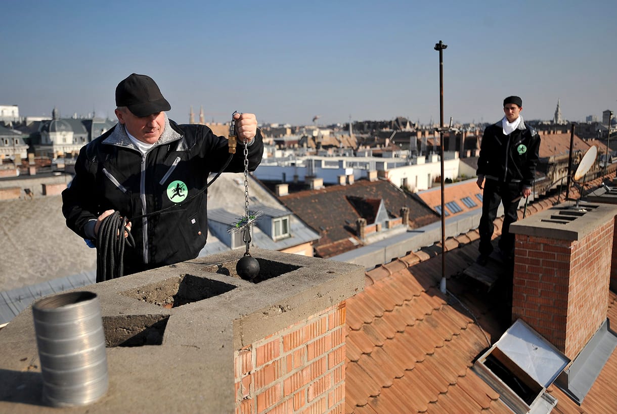 Kirúgnak 283 embert a budapesti kéményseprőktől
