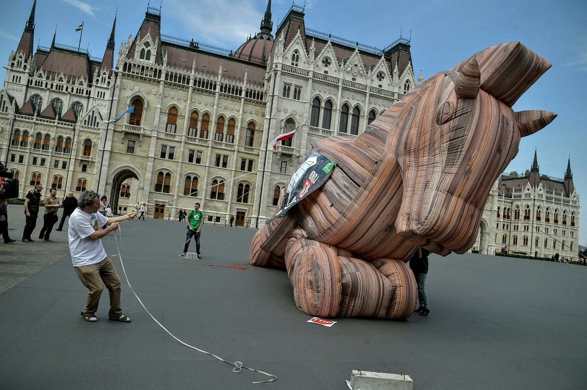 Rejtettheréjűséget szabadítana ránk az EU: felfújható falóval tiltakoztak a TTIP ellen