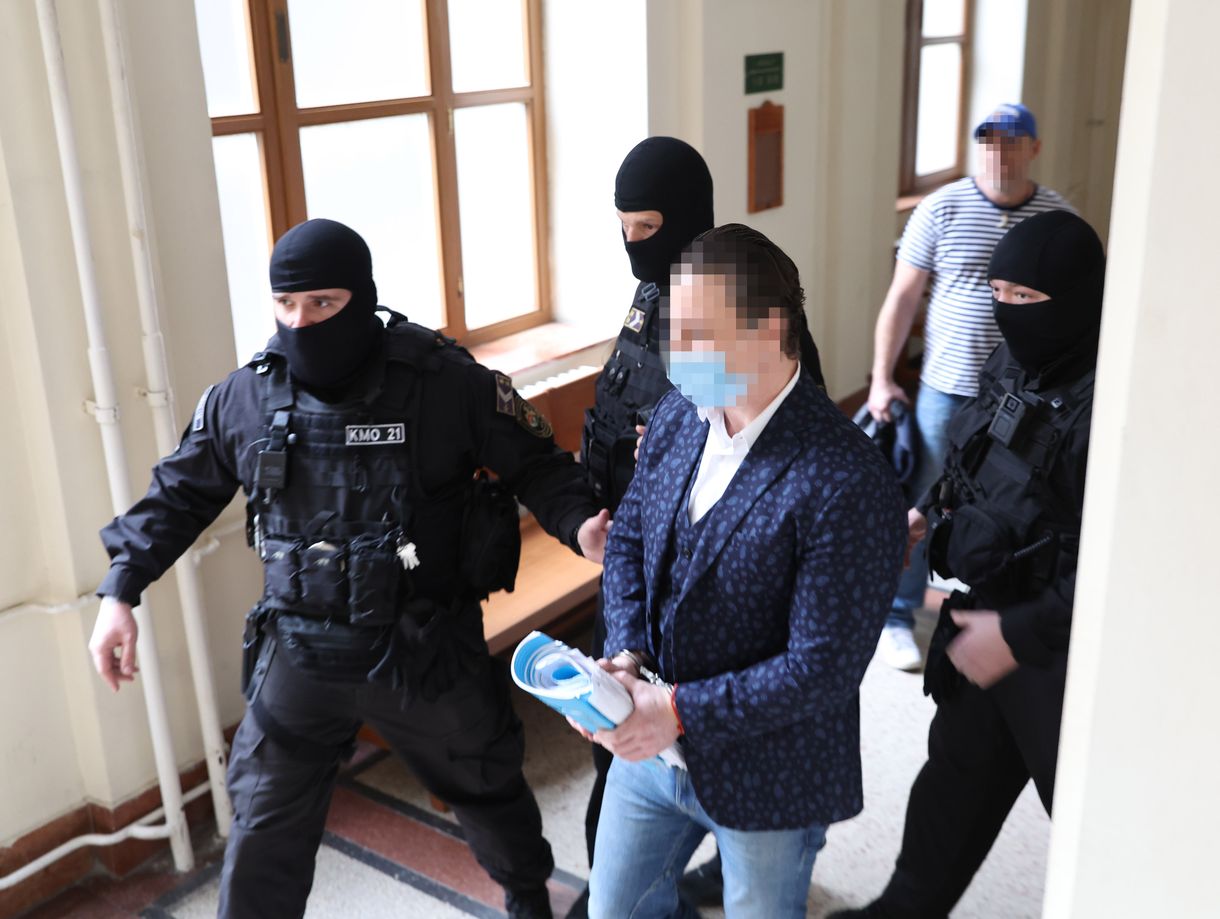 Két korrupt végrehajtó helyett kellett dolgoznia, most a bíróságon vallott a Schadl-ügy tanúja