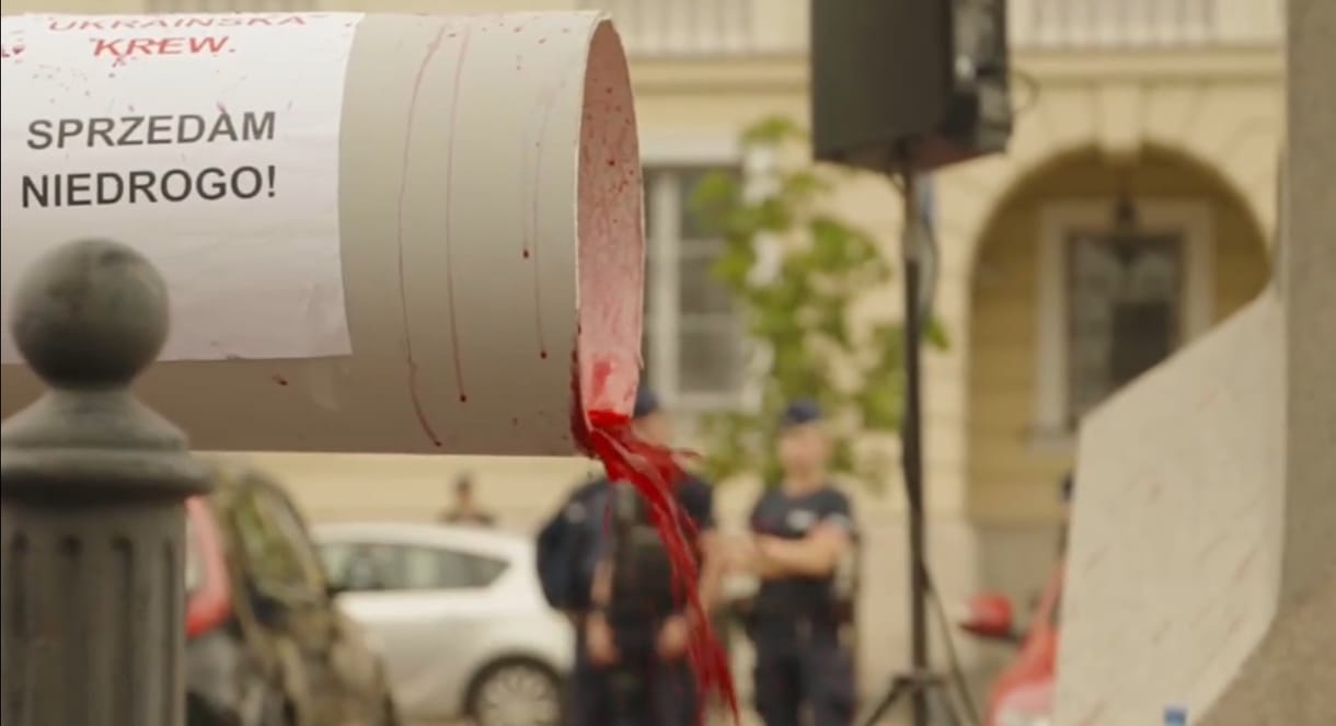 Kis Grófó zenéjére tüntettek Varsóban a magyar kormány ellen