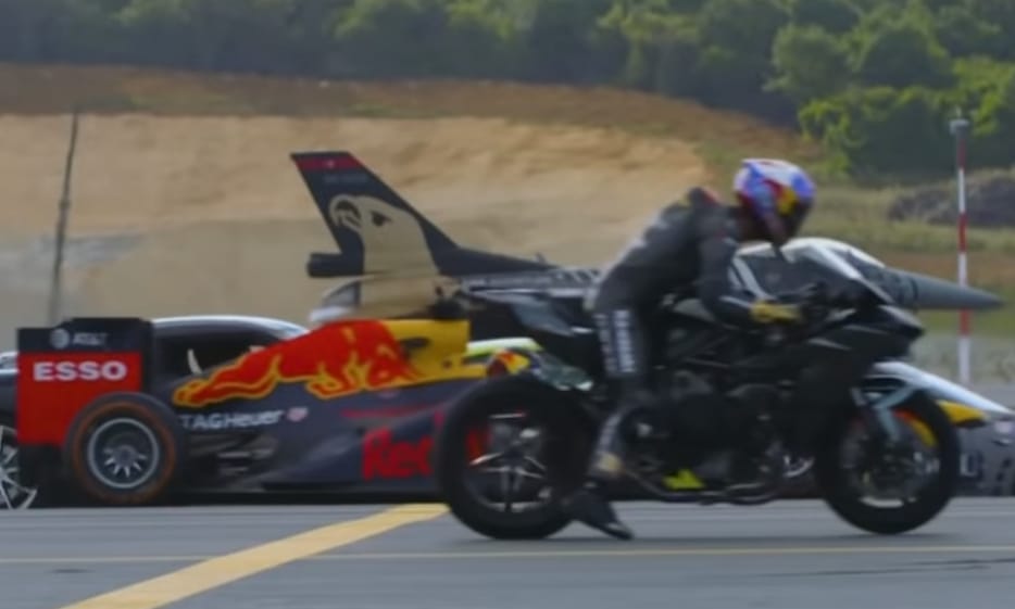A nagy gyorsulási verseny: motor, sportkocsik, F1-autó, repülők és egy Tesla – videó