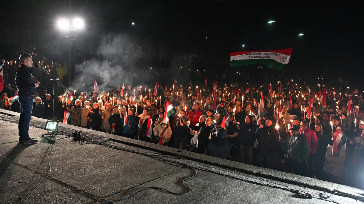 Magyar Péter: „Ha lehajtod a fejed, ezek bedarálnak egy pillanat alatt” – exkluzív riport a Tisza országjárásáról