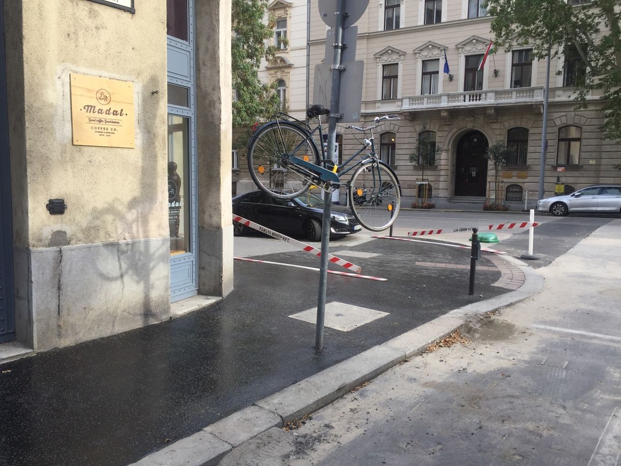 Élelmes munkások: ez történik az otthagyott bringákkal aszfaltozáskor