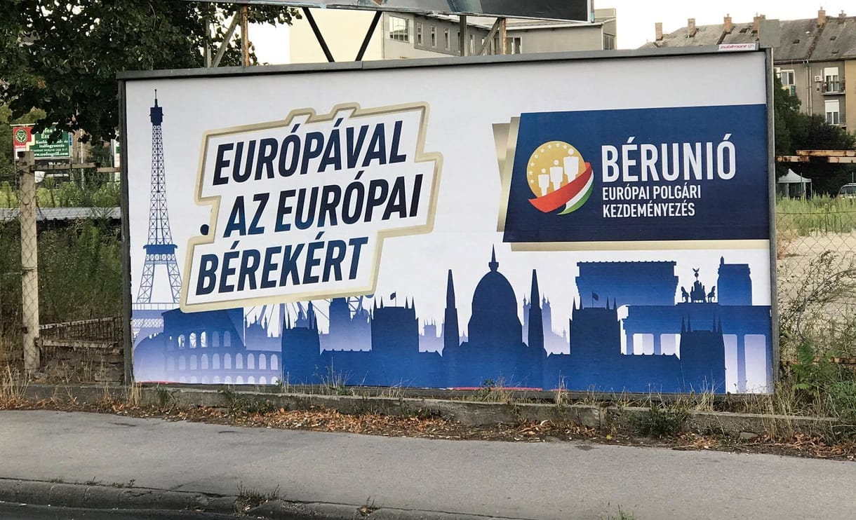 Itt a plakáttörvény-hekkelés újabb felvonása