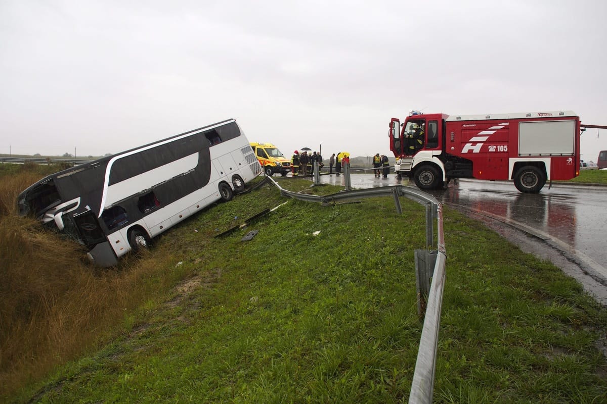 Fotó a tizenhárom sérülttel járó buszbaleset helyszínéről