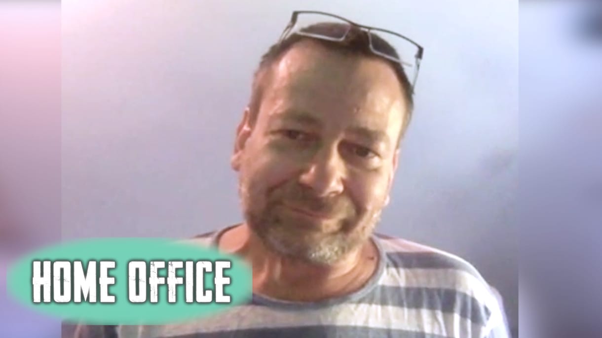 Lovasi András a Home office-ban: A menedzserünk kőműves segéd, a dobosunk jelentkezett biciklis futárnak 