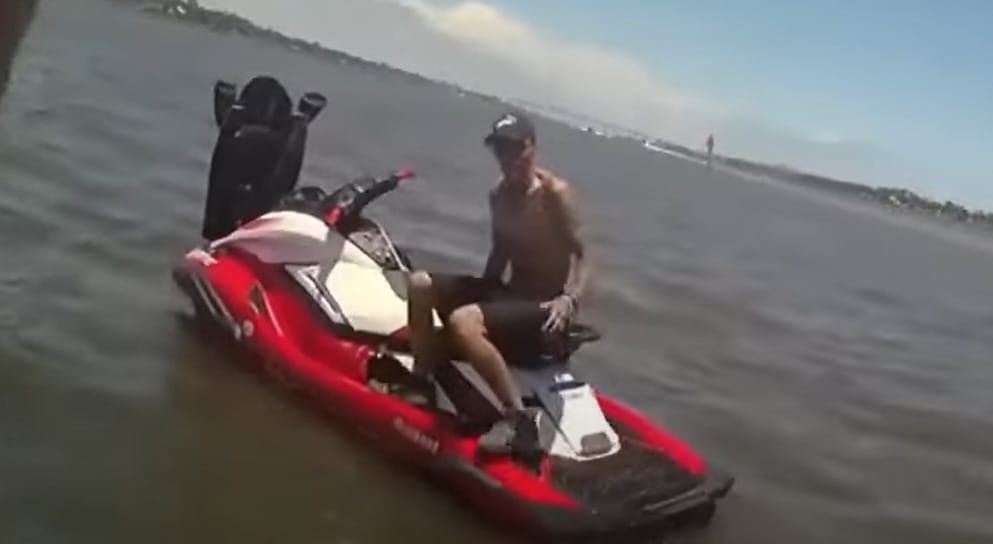 Felvette a rendőr testkamerája, ahogy kölcsöncsónakkal kapnak el egy jet ski-tolvajt Floridában