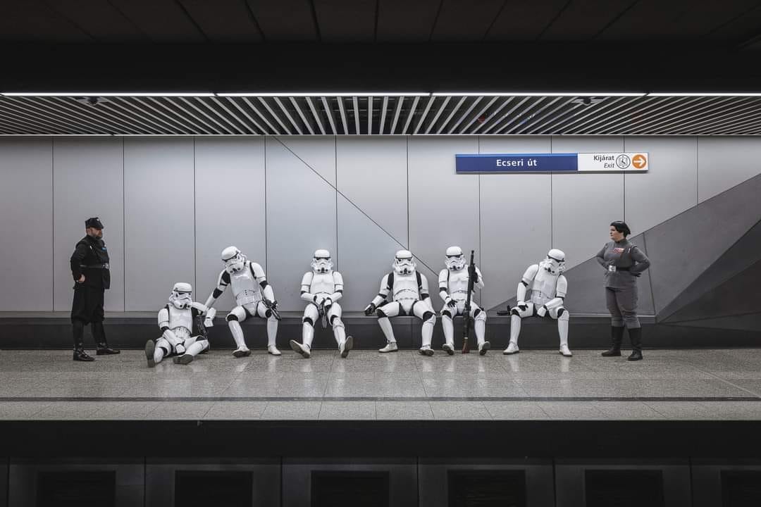 Birodalmi rohamosztagosok lepték el a budapesti metrót – fotók