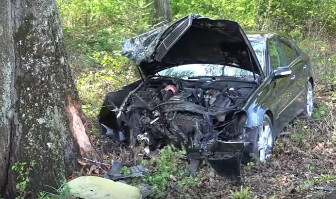 Videó: Mindent vitt a két kocsi, amelyek előzni tilosnál karamboloztak