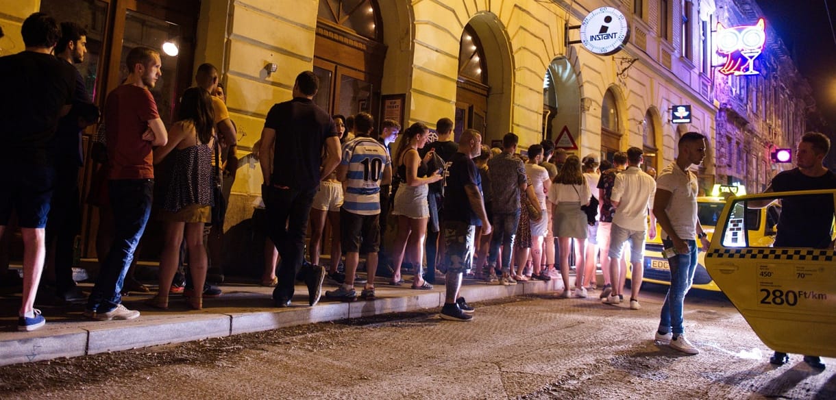 Majdnem húsz embert kapcsoltak le a rendőrök a hétvégén a bulinegyedben