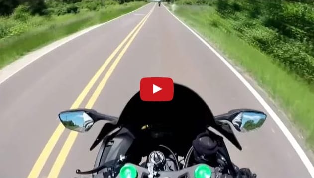 Itt egy tankönyvi példa arra, miért nem szabad motorral (sem) száguldozni – videó