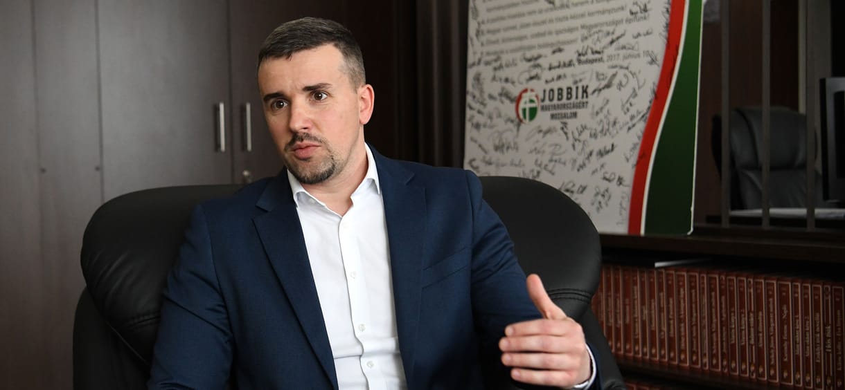 Nemzeti színekbe öltöztetett baseballütővel indult Jakab Péter a Parlamentbe