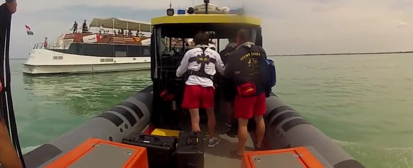 Vitorlásról vízbe esett férfit keresnek a Balatonban