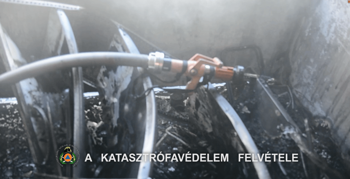 Videó: Így mentek be a tűzoltók a kiégett óbudai lakásba