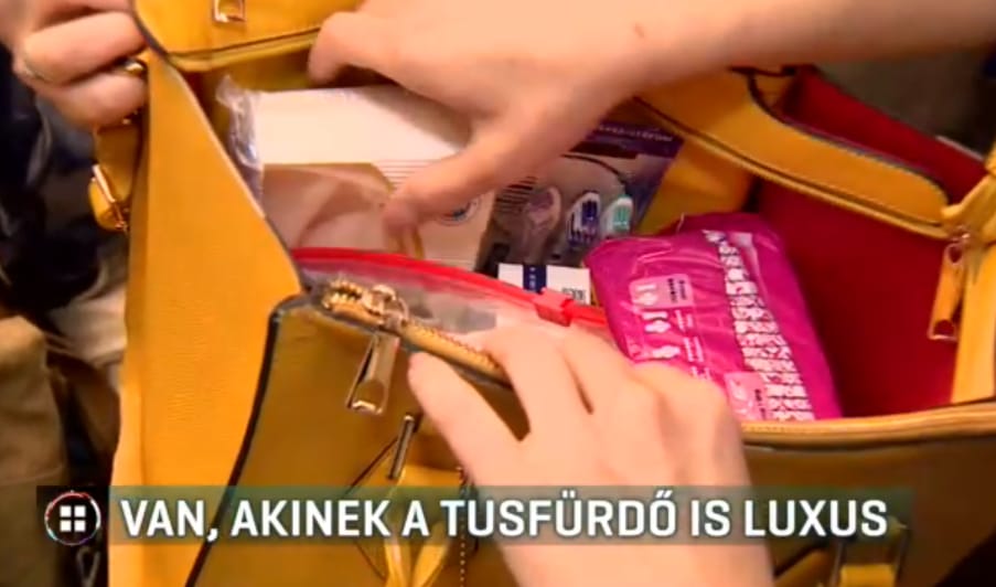 Megtöltött táskákkal próbálnak segíteni a rászoruló nőkön a Nemluxustáska kampányban