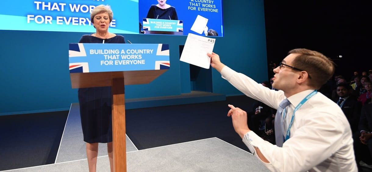 Szónoklat közben zavarták meg Theresa Mayt