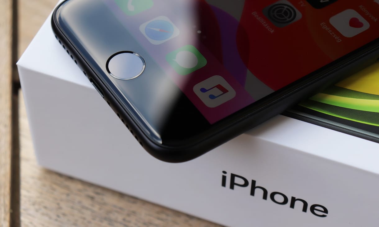 Márciusban jöhet az Apple újabb olcsó mobilja, az iPhone SE 3