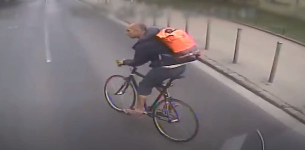 Busz elé hajtott egy bringás, keresi a rendőrség