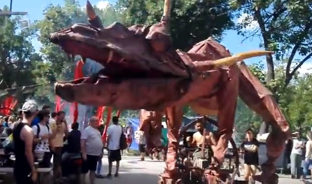 Óriás sárkányok ijesztgetik a szigetlakókat