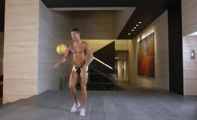 Ronaldo alsónadrágban dekázgat – videó