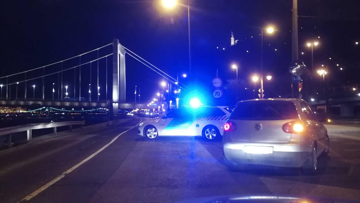 Baleset történt a budai alsó rakparton, nagy a dugó