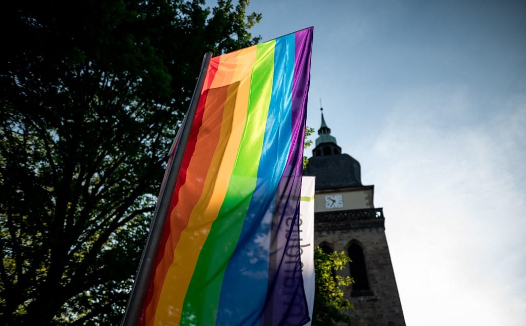 Alig győzi nyugtatni a Vatikán a meleg párok megáldása miatt elégedetlenkedő püspökeit