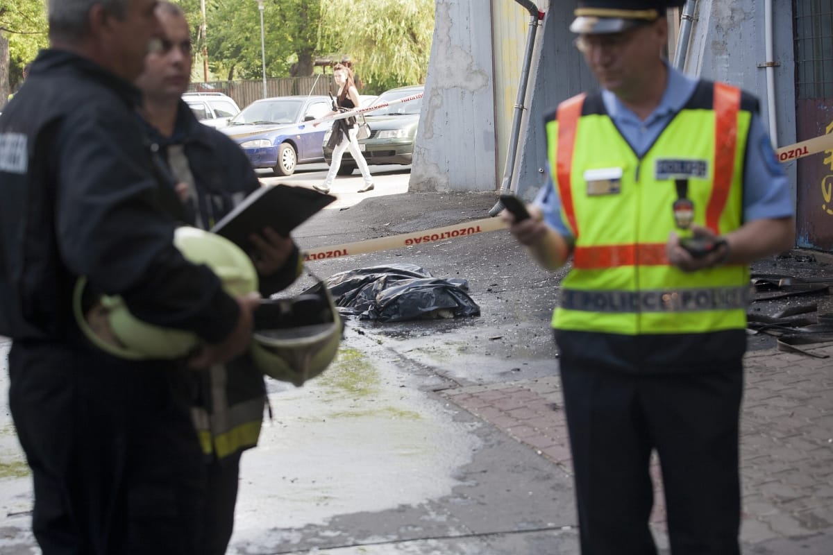 Fotó: Hatodik emeleti égő lakásából ugrott ki egy nő 