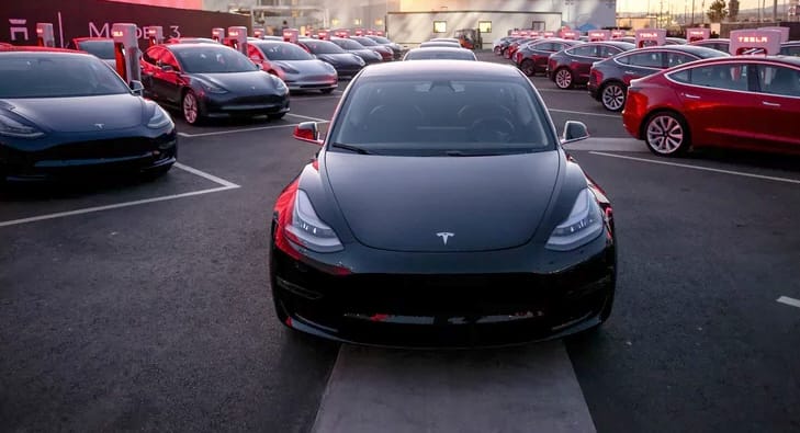 Vége a Tesla gyártási poklának? Már a Model 3 izomautós változatát tesztelik