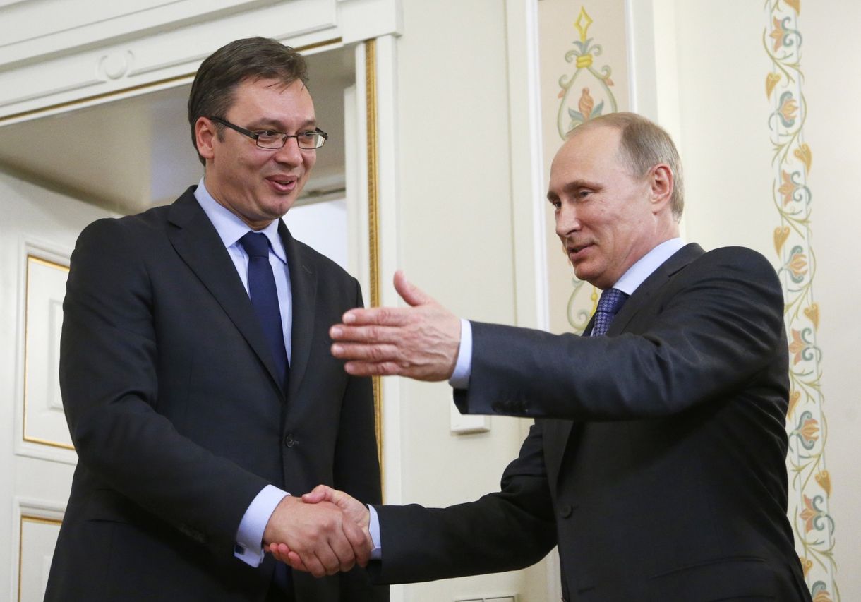 Szinte szerelmet vallott Putyinnak a szerb államfő