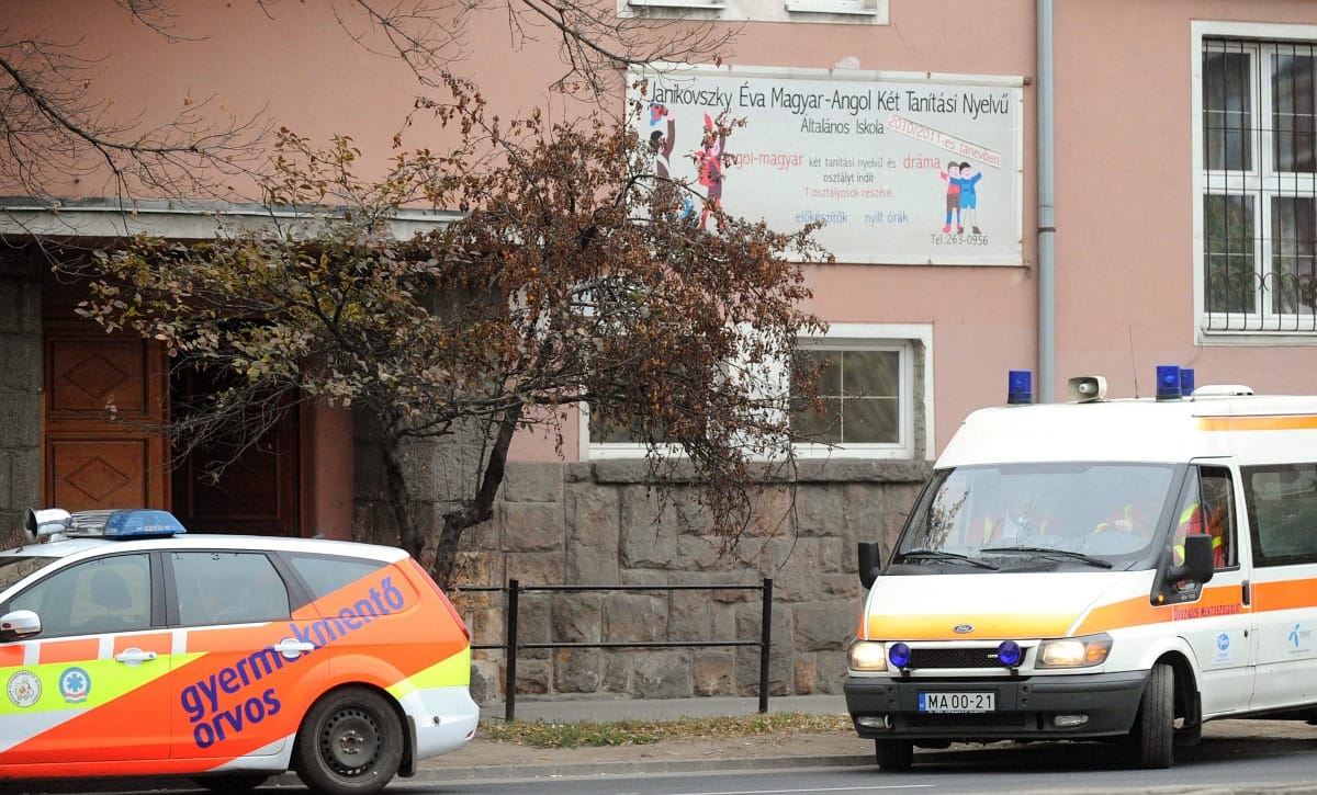 Szekrény dőlt a diákokra egy kőbányai iskolában, többen megsérültek
