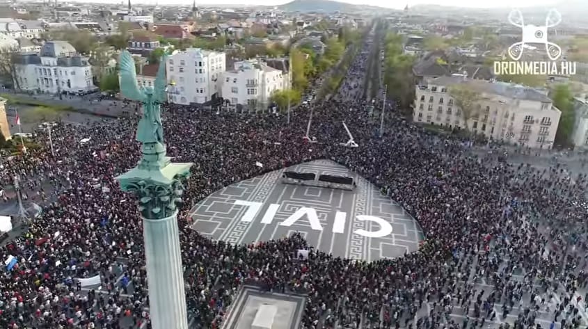 Látványos drónfelvétel jött a tüntetésről - videó