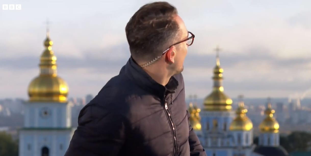 A BBC tudósítója épp élőben bejelentkezett Kijevből, amikor egy rakéta becsapódott a városba – videó
