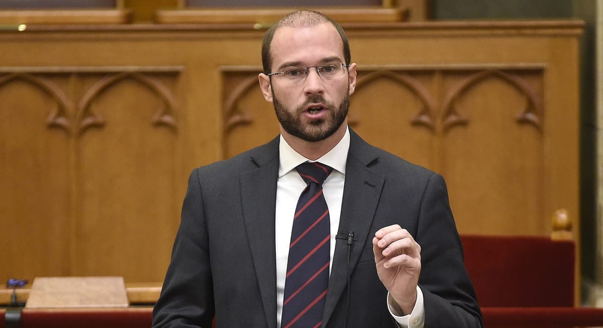 Lassan megy a törlesztés Hollik Istvánnak
