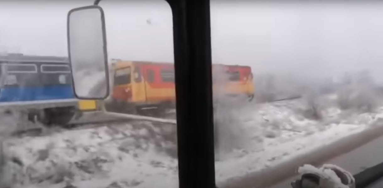 Annyira rossz pálya, hogy még a traktor is lehagyta a MÁV vonatát Konyárnál - videó
