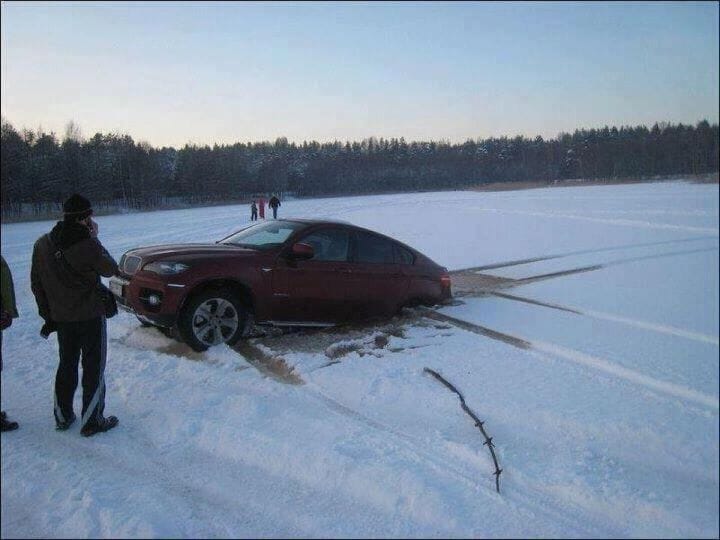 A Hummerek után egy BMW szakadt a tóba?